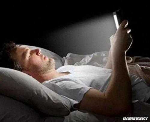 每28秒就有1人死于脑溢血 熬夜玩手机危害这么大？