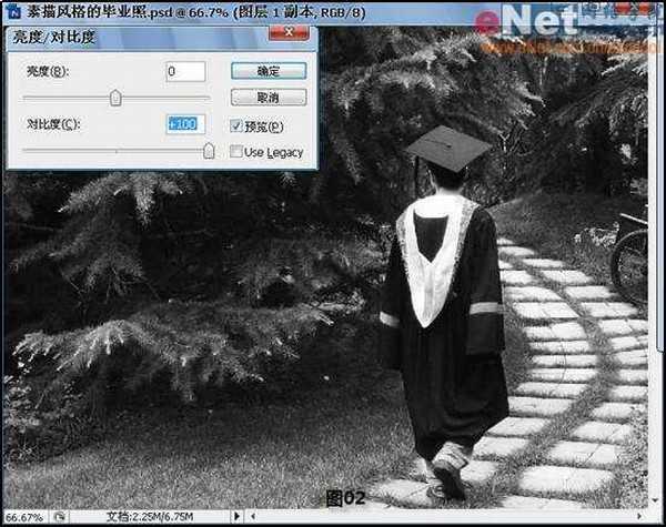 Photoshop教程:素描风格的黑白毕业照片